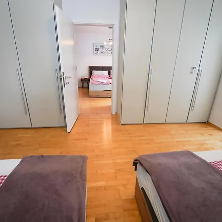 Schlafgut Kuessler - 70m Vom Express Lägenhet *