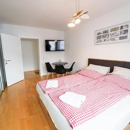 Schlafgut Kuessler - 70m Vom Express *